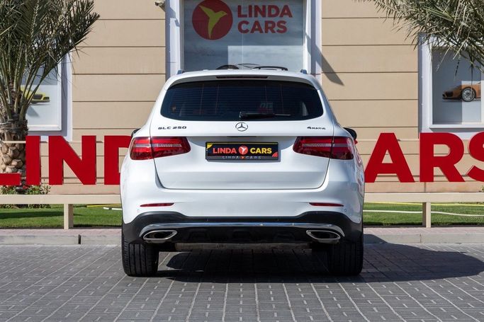 Подержанный Mercedes-Benz GLC 250 I (X253), 2.0 л, 2019 в Дубае от Linda Cars Белый цвет. GCC | AUTO.AE
