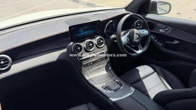 Подержанный Mercedes-Benz GLC 200 II (X254), 2.0 л, 2023 в Дубае от Alhamd Motors Белый цвет. Other | AUTO.AE