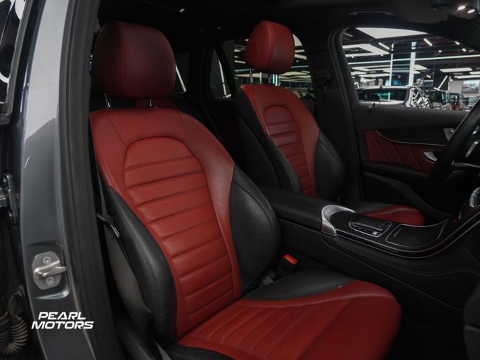 Подержанный Mercedes-Benz GLC 200 I (X253) Рестайлинг, 2.0 л, 2021 в Дубае от Pearl Motors Черный цвет. GCC | AUTO.AE