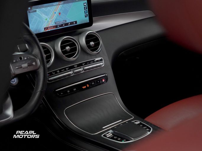 Подержанный Mercedes-Benz GLC 200 I (X253) Рестайлинг, 2.0 л, 2021 в Дубае от Pearl Motors Черный цвет. GCC | AUTO.AE