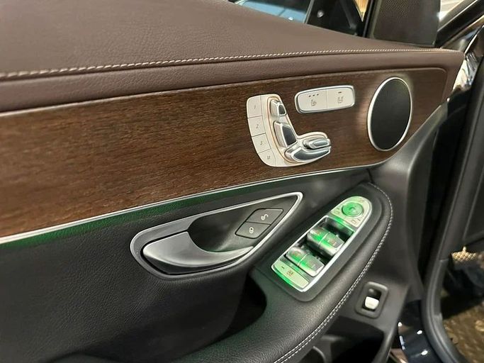 Подержанный Mercedes-Benz GLC 300 II (X254), 2.0 л, 2022 в Дубае от 8 Ba Motors Черный цвет. Other | AUTO.AE