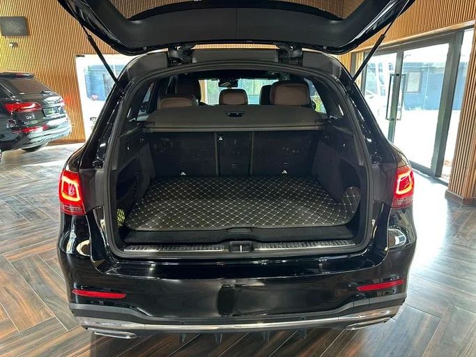 Подержанный Mercedes-Benz GLC 300 II (X254), 2.0 л, 2022 в Дубае от 8 Ba Motors Черный цвет. Other | AUTO.AE