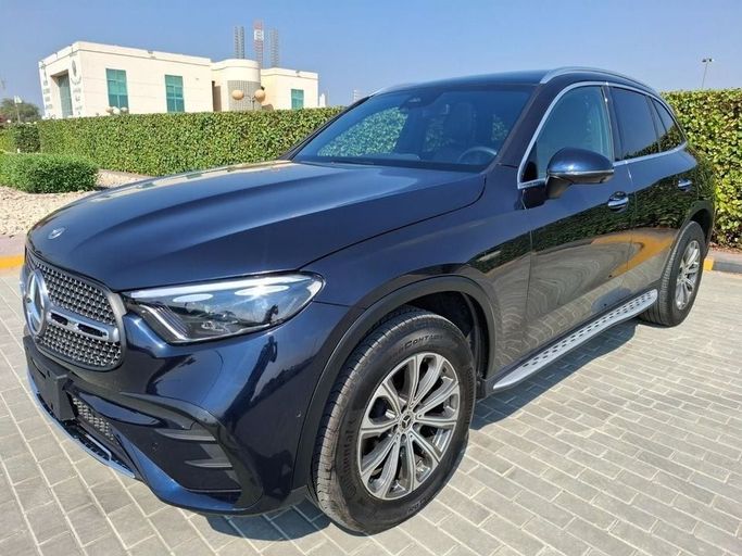 Подержанный Mercedes-Benz GLC 300 II (X254), 2.0 л, 2024 в Дубае от Barkat Alrahmen Motors Синий цвет. Американская | AUTO.AE