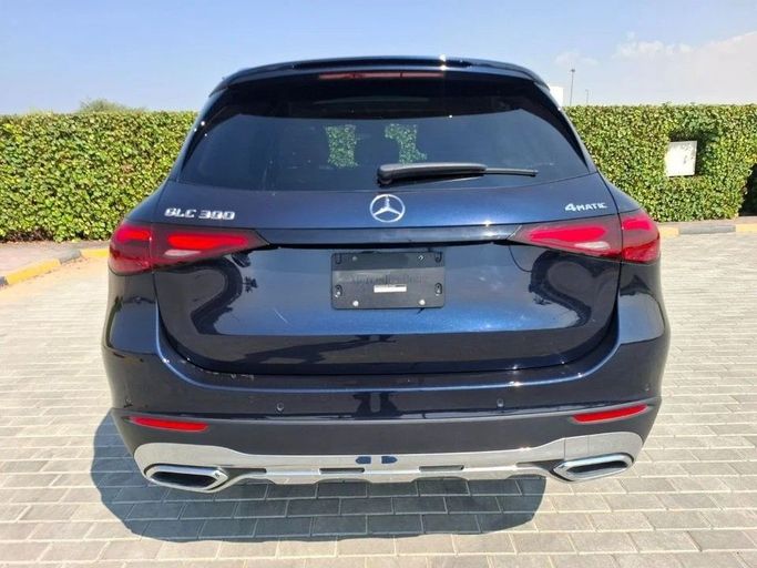 Подержанный Mercedes-Benz GLC 300 II (X254), 2.0 л, 2024 в Дубае от Barkat Alrahmen Motors Синий цвет. Американская | AUTO.AE