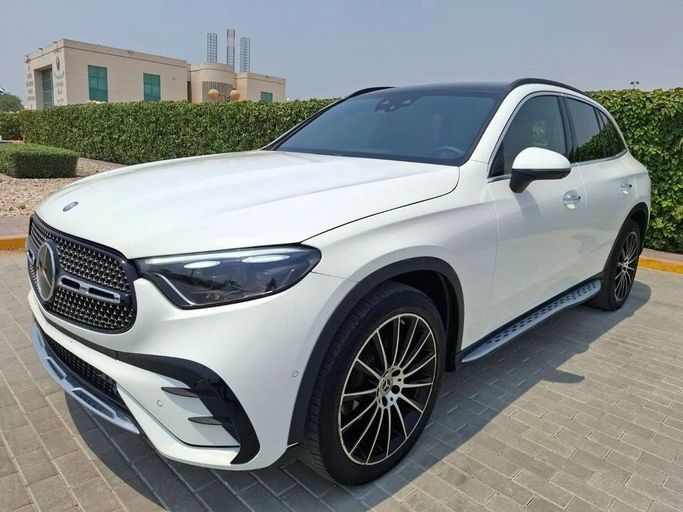 Подержанный Mercedes-Benz GLC 220 II (X254), 2.0 л, 2024 в Дубае от Barkat Alrahmen Motors Белый цвет. Корейская | AUTO.AE