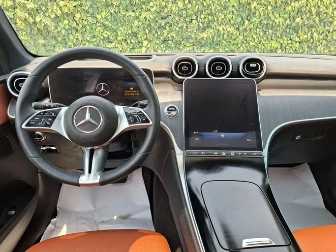 Подержанный Mercedes-Benz GLC 220 II (X254), 2.0 л, 2024 в Дубае от Barkat Alrahmen Motors Белый цвет. Корейская | AUTO.AE