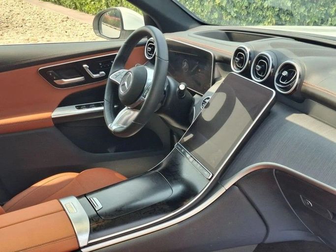 Подержанный Mercedes-Benz GLC 220 II (X254), 2.0 л, 2024 в Дубае от Barkat Alrahmen Motors Белый цвет. Корейская | AUTO.AE