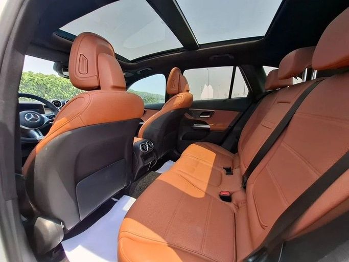 Подержанный Mercedes-Benz GLC 220 II (X254), 2.0 л, 2024 в Дубае от Barkat Alrahmen Motors Белый цвет. Корейская | AUTO.AE