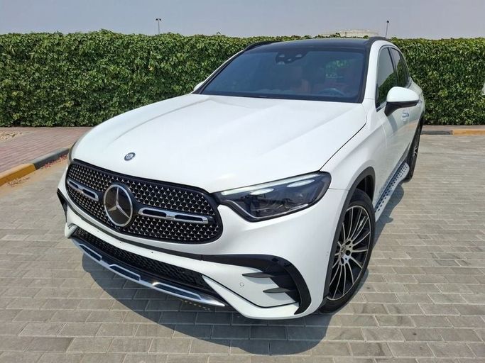 Подержанный Mercedes-Benz GLC 220 II (X254), 2.0 л, 2024 в Дубае от Barkat Alrahmen Motors Белый цвет. Корейская | AUTO.AE