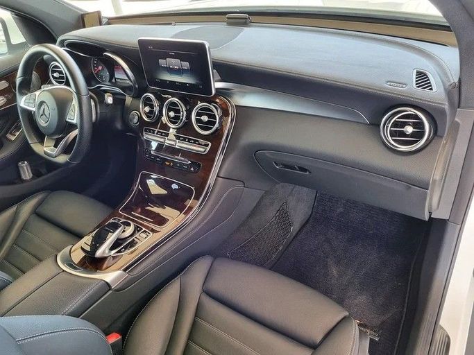 Подержанный Mercedes-Benz GLC 350 I (X253), 2.0 л, 2018 в Дубае от Best Car Белый цвет. Японская | AUTO.AE