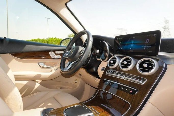 Подержанный Mercedes-Benz GLC 300 I (X253) Рестайлинг, 2.0 л, 2021 в Дубае от Empire Motors Белый цвет. Американская | AUTO.AE