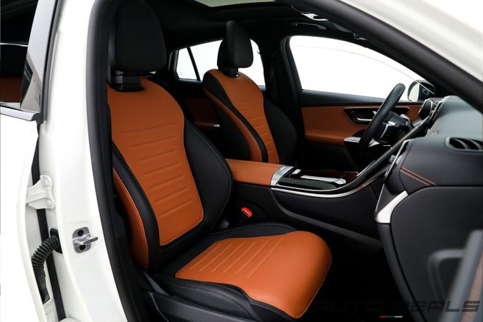 Подержанный Mercedes-Benz GLC 200 II (X254), 2.0 л, 2024 в Дубае от AUTO DEALS Белый цвет. GCC | AUTO.AE