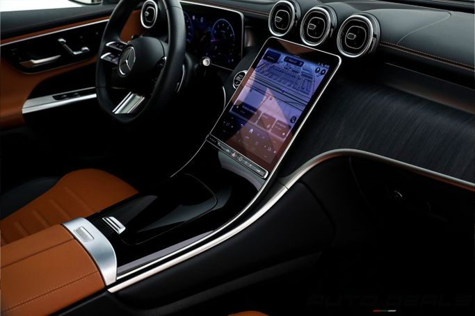 Подержанный Mercedes-Benz GLC 200 II (X254), 2.0 л, 2024 в Дубае от AUTO DEALS Белый цвет. GCC | AUTO.AE