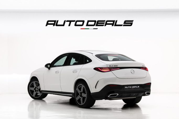 Подержанный Mercedes-Benz GLC 200 II (X254), 2.0 л, 2024 в Дубае от AUTO DEALS Белый цвет. GCC | AUTO.AE
