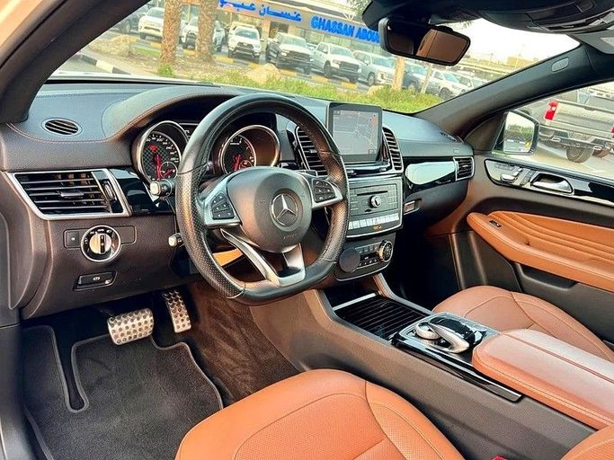 Подержанный Mercedes-Benz GLE Coupe AMG 43 AMG I (C292), 3.0 л, 2019 в Дубае от Designo Cars Trading Белый цвет. GCC | AUTO.AE