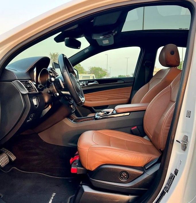 Подержанный Mercedes-Benz GLE Coupe AMG 43 AMG I (C292), 3.0 л, 2019 в Дубае от Designo Cars Trading Белый цвет. GCC | AUTO.AE