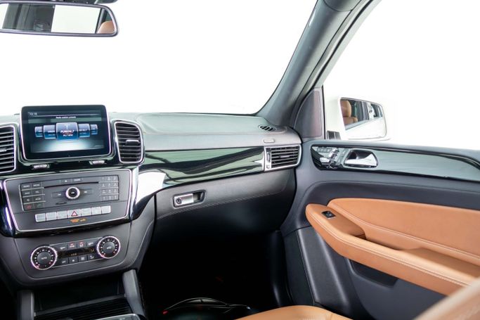 Used Mercedes-Benz GLE 400 I (W166), 3.0 l, 2016 in Dubai by The Car Superstore, White color. GCC Specs | AUTO.AE