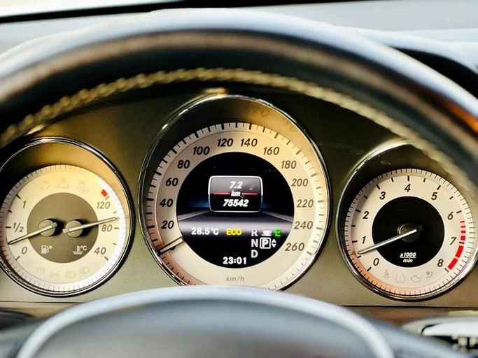 Used Mercedes-Benz GLK-Class 350 I (X204) Facelift, 3.5 l, 2013 in Dubai by Mirza Automobile FZE, White color. Japanese Specs | AUTO.AE