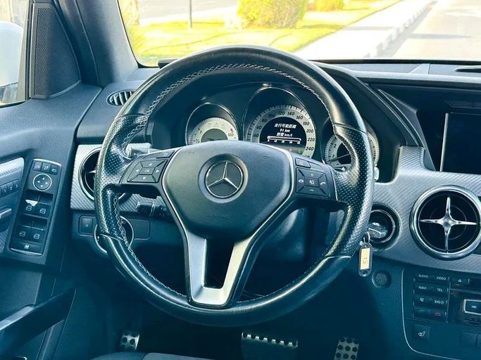Used Mercedes-Benz GLK-Class 350 I (X204) Facelift, 3.5 l, 2014 in Dubai by Mirza Automobile FZE, White color. Japanese Specs | AUTO.AE