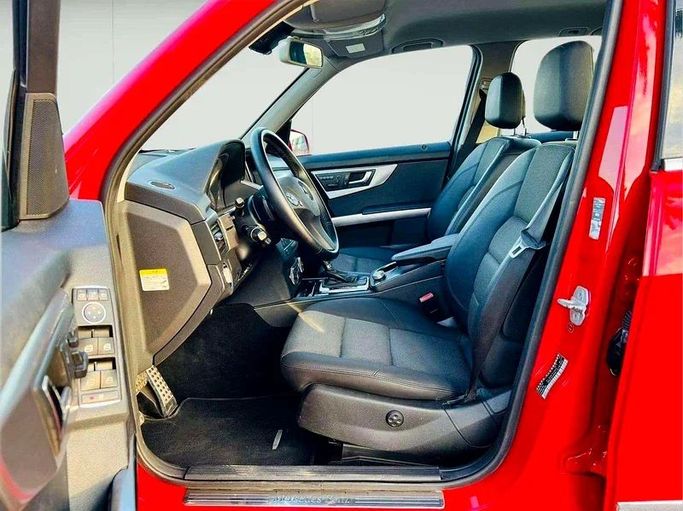 Подержанный Mercedes-Benz GLK-Class 300 I (X204), 3 л, 2011 в Дубае от Mirza Automobile FZE Красный цвет. Японская | AUTO.AE