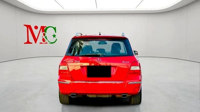 Подержанный Mercedes-Benz GLK-Class 300 I (X204), 3 л, 2011 в Дубае от Mirza Automobile FZE Красный цвет. Японская | AUTO.AE