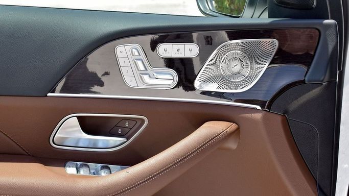 Новый Mercedes-Benz GLS 450 II (X167) Рестайлинг, 3.0 л, 2024 в Дубае от Laith Alobaidi Motors Белый цвет. GCC | AUTO.AE