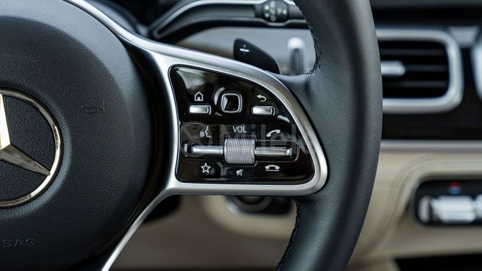 Новый Mercedes-Benz GLS 450 II (X167) Рестайлинг, 3.0 л, 2023 в Дубае от Milele Черный цвет. Other | AUTO.AE