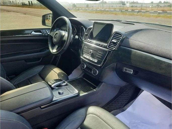Подержанный Mercedes-Benz GLS 400 I (X166), 3.0 л, 2018 в Дубае от Barkat Alrahmen Motors Черный цвет. Японская | AUTO.AE