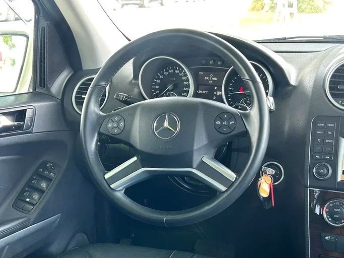 Used Mercedes-Benz M-Class 350 II (W164) Facelift, 3.5 l, 2010 in Dubai by Mirza Automobile FZE, White color. Japanese Specs | AUTO.AE