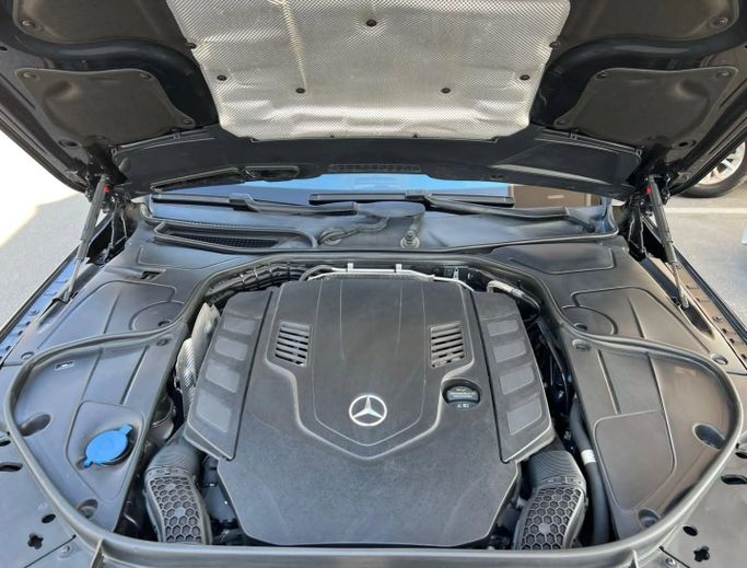 Used Mercedes-Benz Maybach S-Class 560 I (X222) Facelift, 4.0 l, 2018 in Dubai by Saeed Auto, Black color. Japanese Specs | AUTO.AE