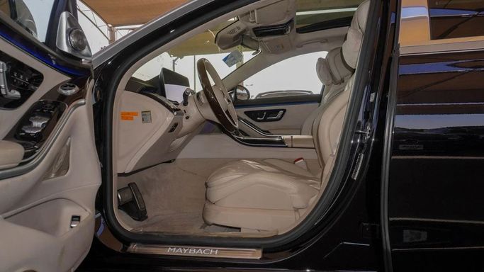 Подержанный Mercedes-Benz Maybach S-Class 580 II (Z223), 4.0 л, 2022 в Дубае от Ibitisam Motors Черный цвет.  | AUTO.AE
