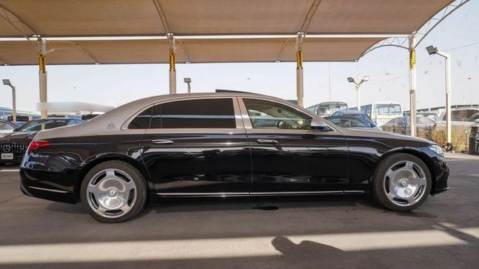 Подержанный Mercedes-Benz Maybach S-Class 580 II (Z223), 4.0 л, 2022 в Дубае от Ibitisam Motors Черный цвет.  | AUTO.AE