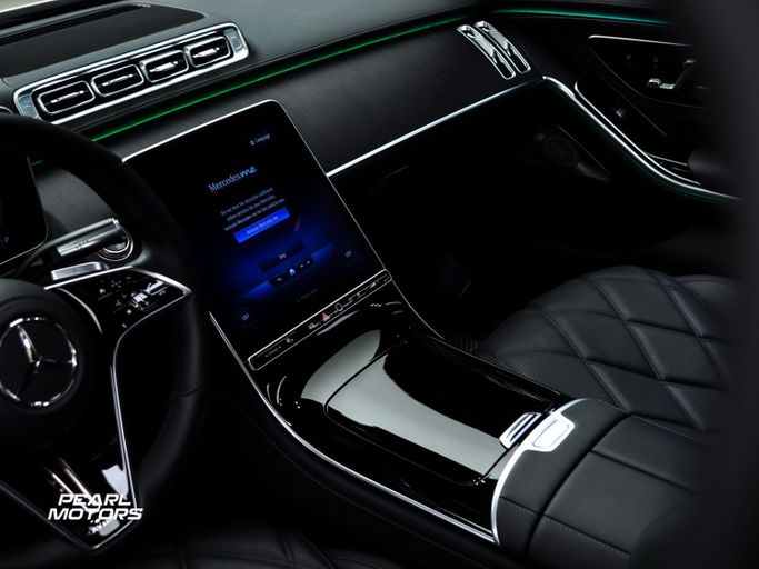 Подержанный Mercedes-Benz Maybach S-Class 680 II (Z223), 6.0 л, 2023 в Дубае от Pearl Motors Зеленый цвет. Европейская | AUTO.AE