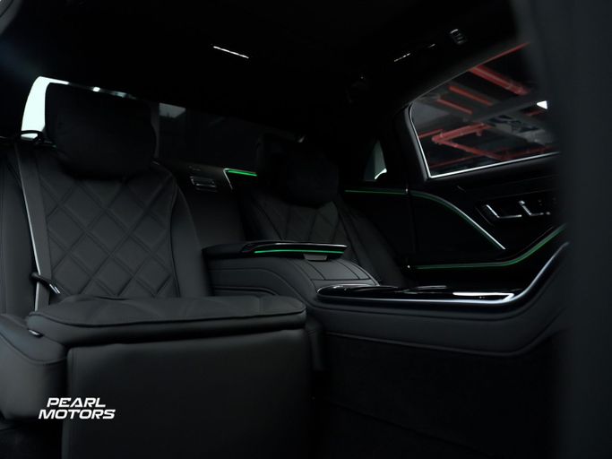 Подержанный Mercedes-Benz Maybach S-Class 680 II (Z223), 6.0 л, 2023 в Дубае от Pearl Motors Зеленый цвет. Европейская | AUTO.AE