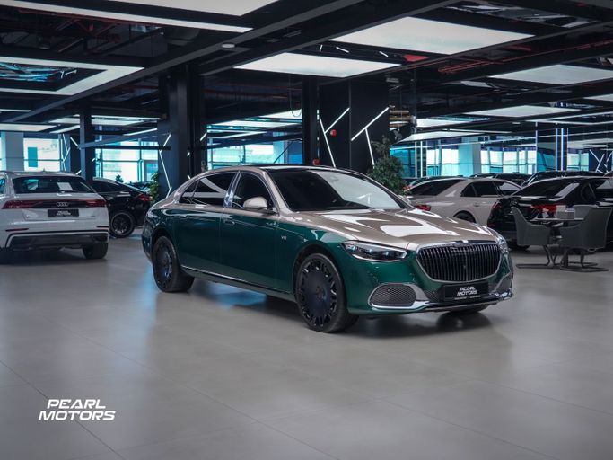 Подержанный Mercedes-Benz Maybach S-Class 680 II (Z223), 6.0 л, 2023 в Дубае от Pearl Motors Зеленый цвет. Европейская | AUTO.AE
