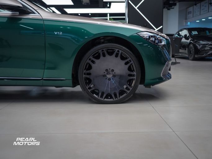 Подержанный Mercedes-Benz Maybach S-Class 680 II (Z223), 6.0 л, 2023 в Дубае от Pearl Motors Зеленый цвет. Европейская | AUTO.AE