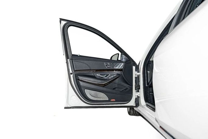 Подержанный Mercedes-Benz Maybach S-Class 560 I (X222) Рестайлинг, 4.0 л, 2019 в Дубае от LMG Motors Белый цвет. Европейская | AUTO.AE