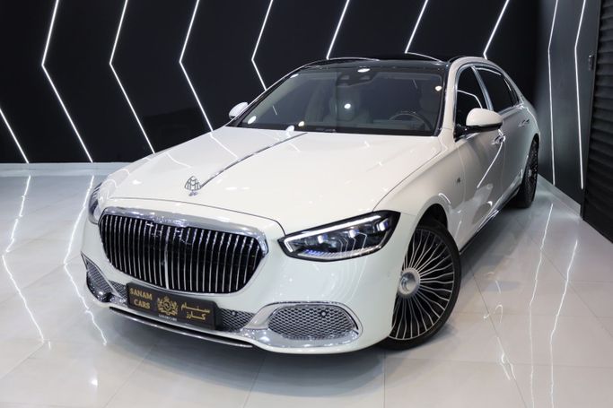 Подержанный Mercedes-Benz Maybach S-Class 680 II (Z223), 6.0 л, 2022 в Дубае от Sanam Cars Белый цвет. GCC | AUTO.AE