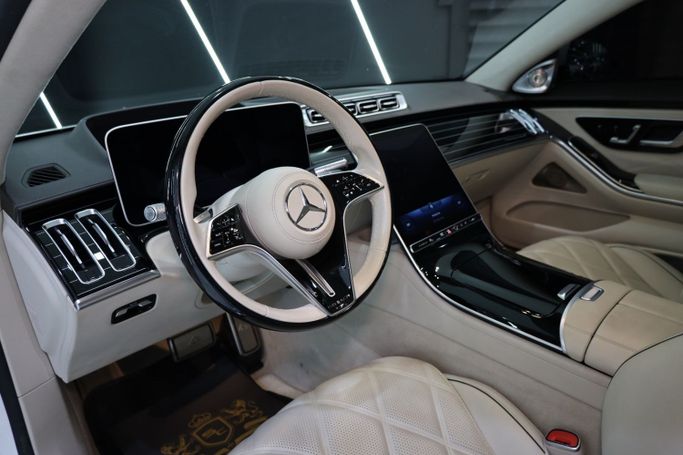 Подержанный Mercedes-Benz Maybach S-Class 680 II (Z223), 6.0 л, 2022 в Дубае от Sanam Cars Белый цвет. GCC | AUTO.AE