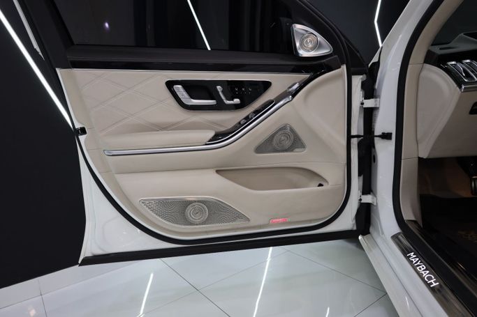 Подержанный Mercedes-Benz Maybach S-Class 680 II (Z223), 6.0 л, 2022 в Дубае от Sanam Cars Белый цвет. GCC | AUTO.AE