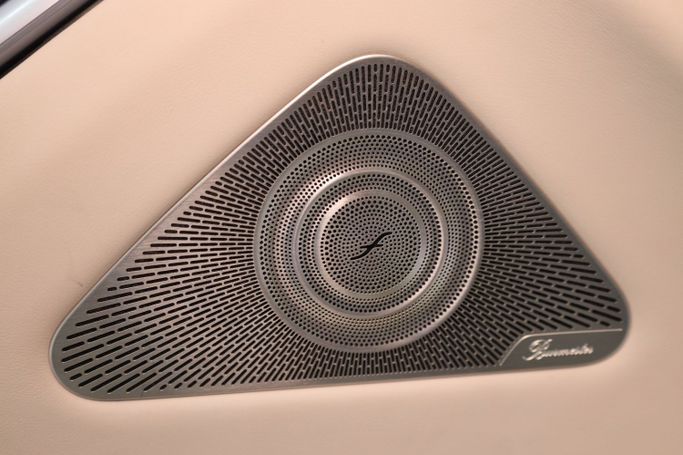 Подержанный Mercedes-Benz Maybach S-Class 680 II (Z223), 6.0 л, 2022 в Дубае от Sanam Cars Белый цвет. GCC | AUTO.AE