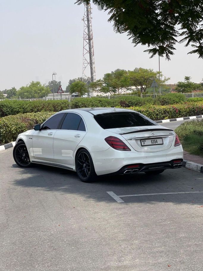 Подержанный Mercedes-Benz S-Class AMG 63 AMG Long III (W222, C217) Рестайлинг, 4.0 л, 2018 в Дубае от Carbon Cars Белый цвет. GCC | AUTO.AE