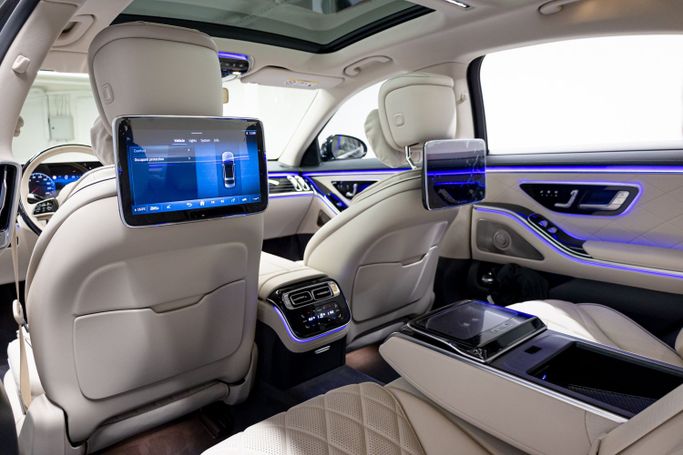 Mercedes-Benz S-Class 500 4MATIC VII (W223), 2023 business sedan for rent in Dubai by POF RENTAL, black color | AUTO.AE