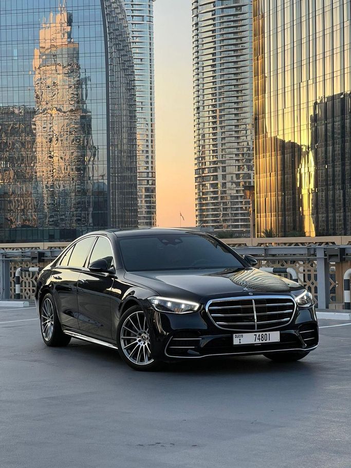 Mercedes-Benz S-Class 400 d 4MATIC سابعاً (W223), 2023 رجال الأعمال سيدان للتأجير في في دبي من Lite Rent، اللون أسود | AUTO.AE
