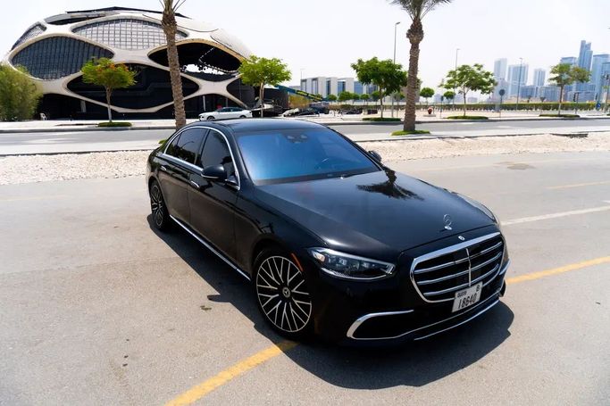 Mercedes-Benz S-Class 580 Long 4MATIC VII (W223), 2023 седан бизнес класса в Дубае от Drivex Car Rental черный цвет | AUTO.AE