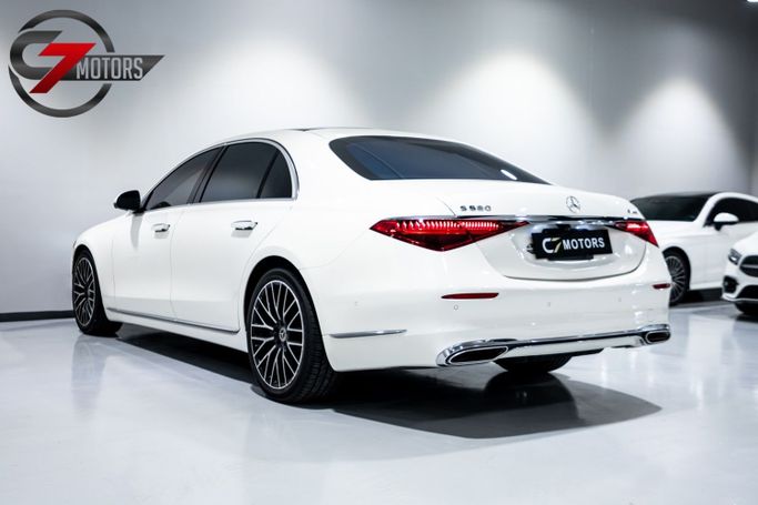 Подержанный Mercedes-Benz S-Class 580 4MATIC VII (W223), 4.0 л, 2021 в Дубае от C7 Motors Белый цвет.  | AUTO.AE