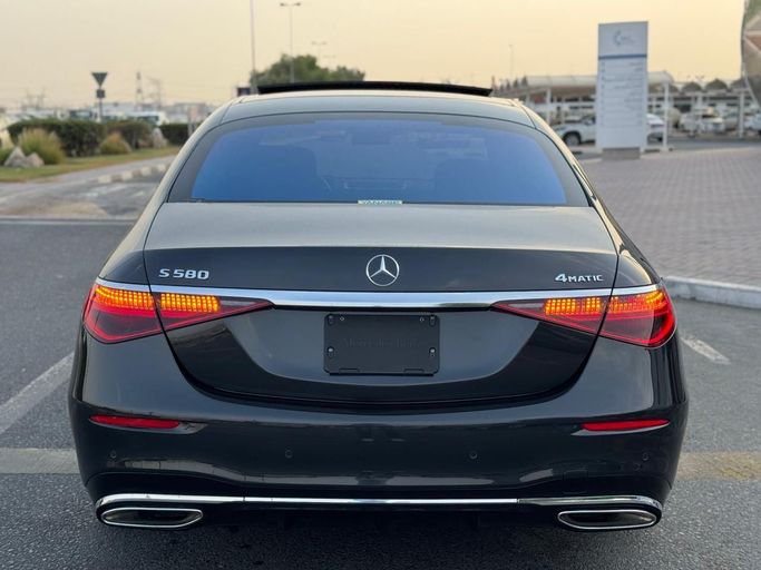 Подержанный Mercedes-Benz S-Class 580 Long 4MATIC VII (W223), 4.0 л, 2022 в Дубае от Saeed Auto Серый цвет. Японская | AUTO.AE