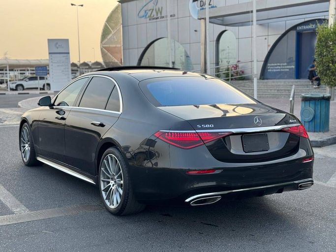 Подержанный Mercedes-Benz S-Class 580 Long 4MATIC VII (W223), 4.0 л, 2022 в Дубае от Saeed Auto Серый цвет. Японская | AUTO.AE