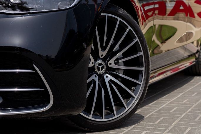 Подержанный Mercedes-Benz S-Class 580 4MATIC VII (W223), 4.0 л, 2024 в Дубае от Linda Cars Черный цвет. Европейская | AUTO.AE