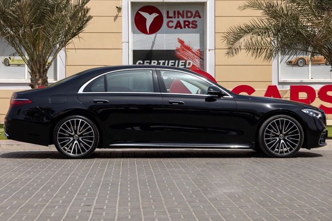 Подержанный Mercedes-Benz S-Class 580 4MATIC VII (W223), 4.0 л, 2024 в Дубае от Linda Cars Черный цвет. Европейская | AUTO.AE